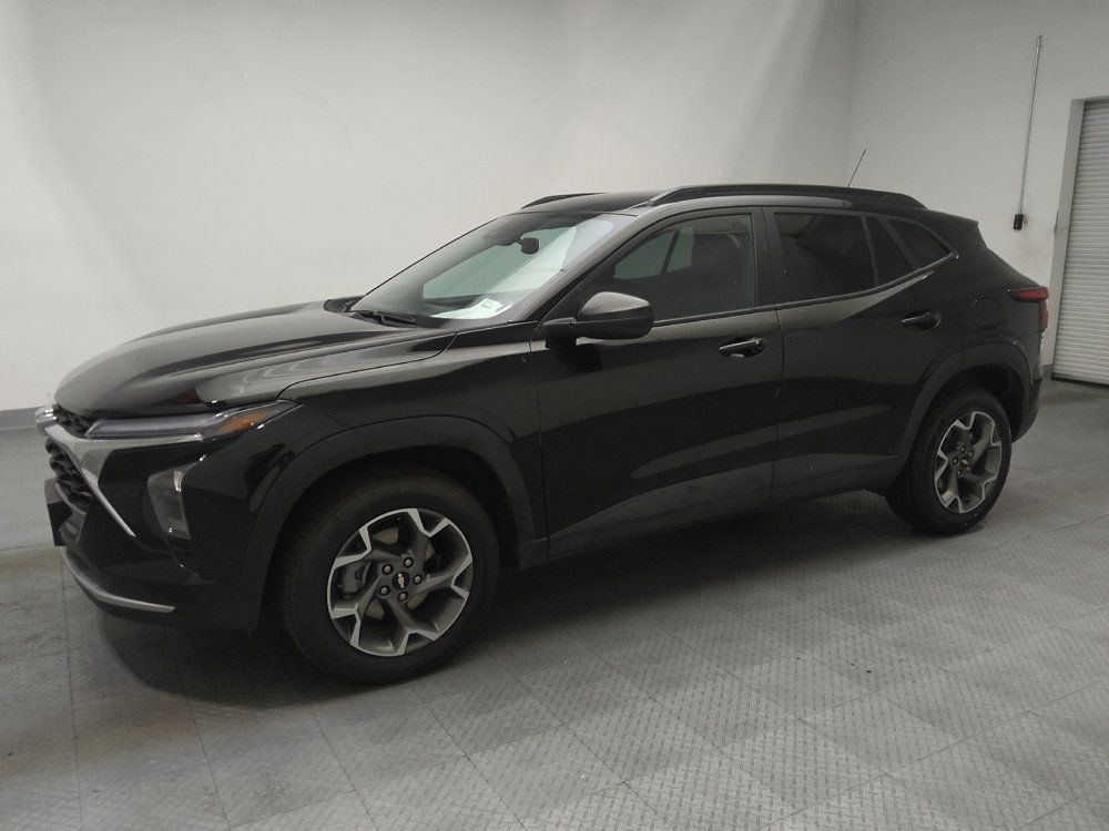 Used 2025 Chevrolet Trax LT w/ LT Convenience Package FWD image 2