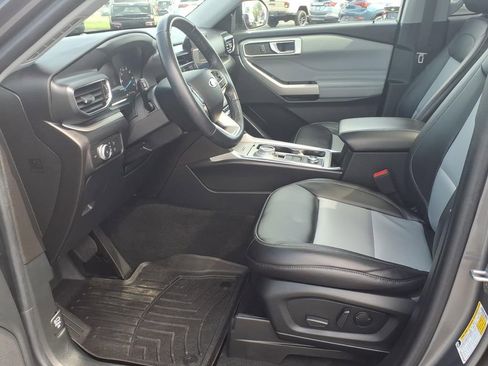 Used 2022 Ford Explorer XLT w/ Equipment Group 202A AWD/4WD image 10