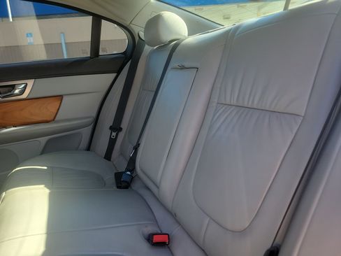 Used 2010 Jaguar XF Luxury RWD image 9