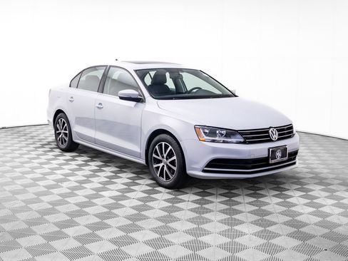 Used 2017 Volkswagen Jetta SE FWD image 9