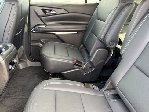 Used 2025 Chevrolet Traverse LT w/ Driver Confidence Package FWD image 25