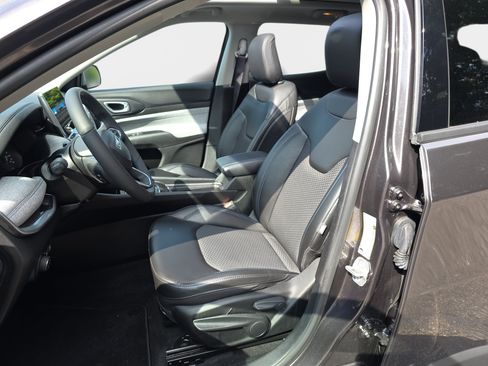 Used 2022 Jeep Compass Latitude w/ Sun and Sound Group FWD image 5