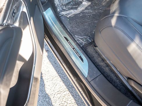 New 2026 Land Rover Range Rover SE image 16