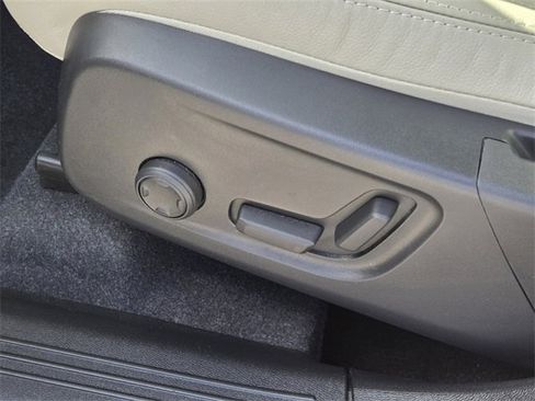 Certified 2024 Volvo XC40 B5 Plus w/ Protection Package Premier image 25