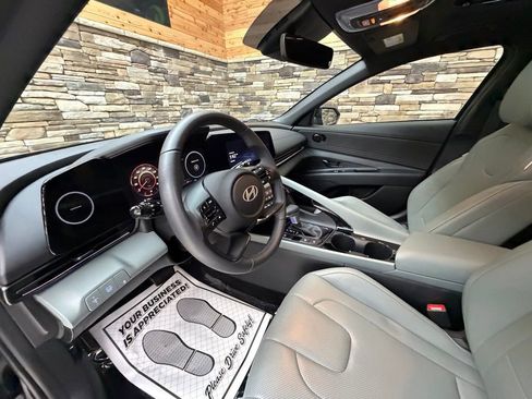 Certified 2025 Hyundai Elantra Limited image 8