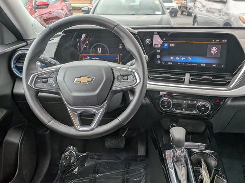 Certified 2025 Chevrolet Trax LT w/ LT Convenience Package image 18