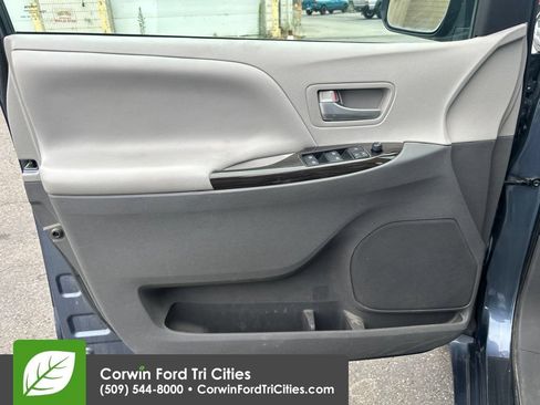 Used 2017 Toyota Sienna XLE w/ XLE Navigation Package AWD/4WD image 16