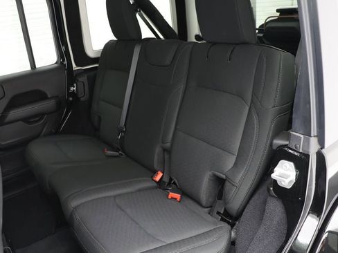 Used 2022 Jeep Wrangler Unlimited Sahara AWD/4WD image 11