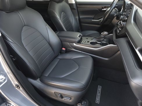 Used 2021 Toyota Highlander XLE image 43