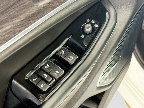 Used 2023 Jeep Grand Cherokee Overland w/ Luxury Tech Group IV AWD/4WD image 19