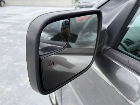 Used 2019 Ford Explorer XLT image 30