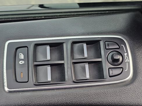 Used 2019 Jaguar F-PACE Premium image 18