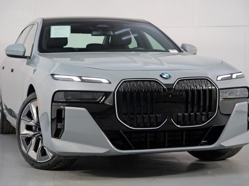 Used 2024 BMW 740i w/ Premium Package 2 RWD image 4