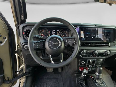 Used 2025 Jeep Gladiator Rubicon AWD/4WD image 25