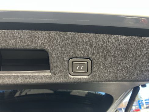 Used 2025 GMC Acadia Elevation image 14