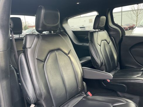 Used 2023 Chrysler Pacifica Touring-L w/ S Appearance Package image 19