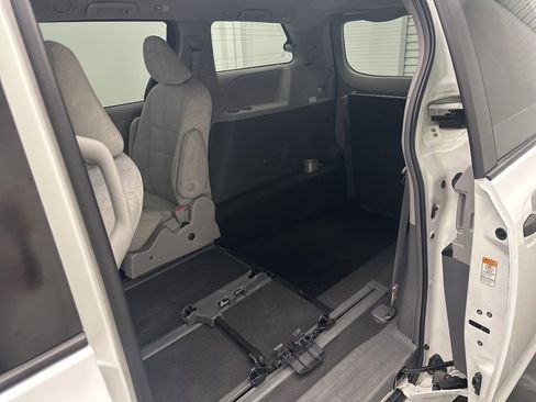 Used 2019 Toyota Sienna L image 14