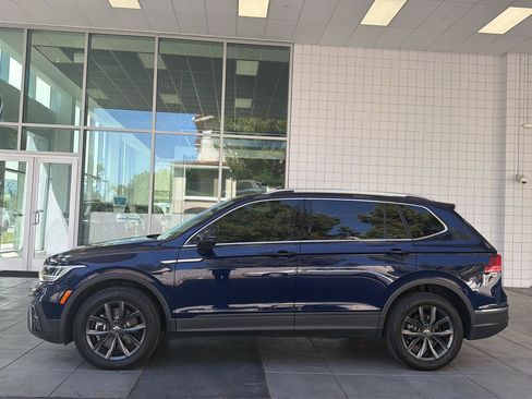 Used 2023 Volkswagen Tiguan SE w/ Panoramic Sunroof Package image 2