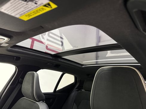 Used 2021 Volvo XC40 T5 R-Design w/ Climate Package image 27