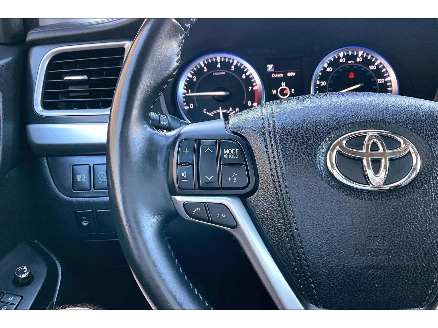 Used 2017 Toyota Highlander XLE w/ Carpet Mat Package AWD/4WD image 11