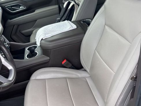 Used 2023 GMC Yukon XL SLT w/ SLT Luxury Package image 4