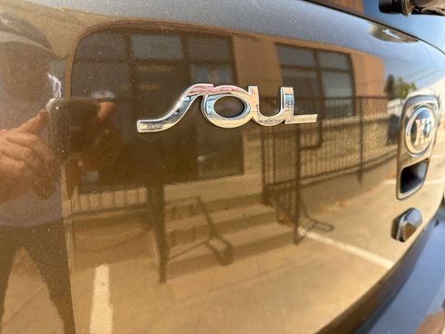 Used 2013 Kia Soul + w/ Audio Pkg FWD image 39