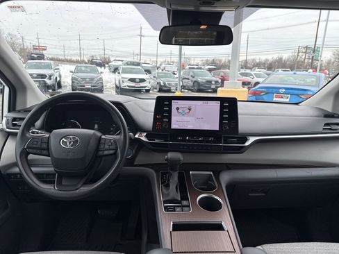 Used 2023 Toyota Sienna LE image 19