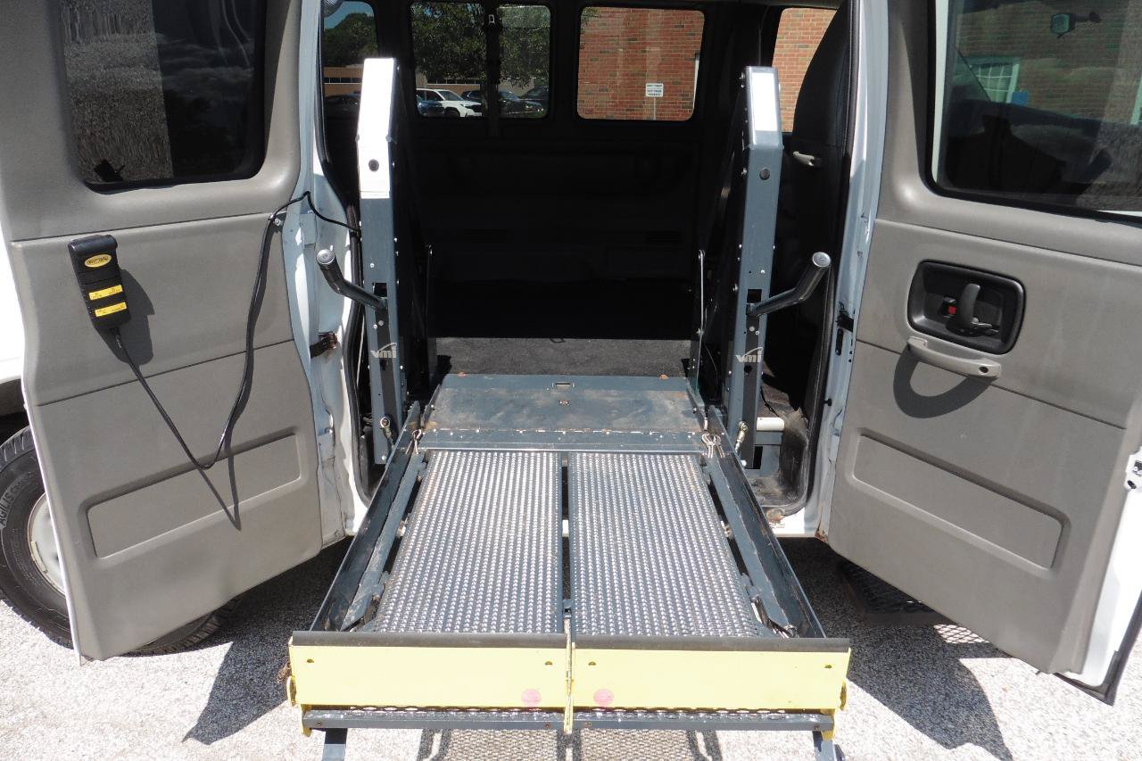 Used 2017 Chevrolet Express 2500 LT w/ LT Preferred Equipment Group RWD image 17