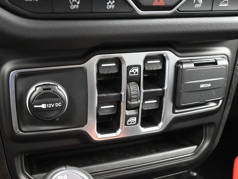 Used 2025 Jeep Wrangler Sahara AWD/4WD image 22