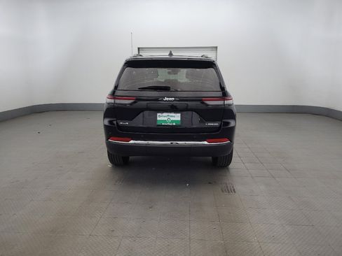 Used 2023 Jeep Grand Cherokee Laredo AWD/4WD image 7