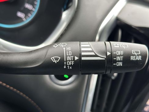 Used 2021 Chevrolet Traverse LT w/ LT Premium Package image 17