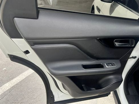 Used 2019 Jaguar F-PACE image 23