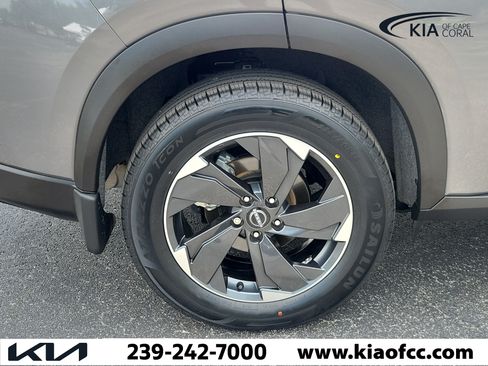 Used 2025 Nissan Rogue SV w/ SV Premium Package FWD image 9