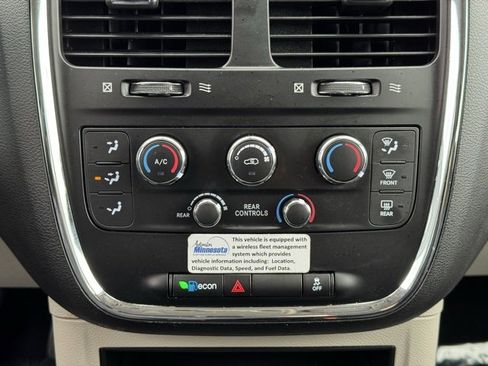 Used 2019 Dodge Grand Caravan SE w/ UConnect Hands-Free Group image 12