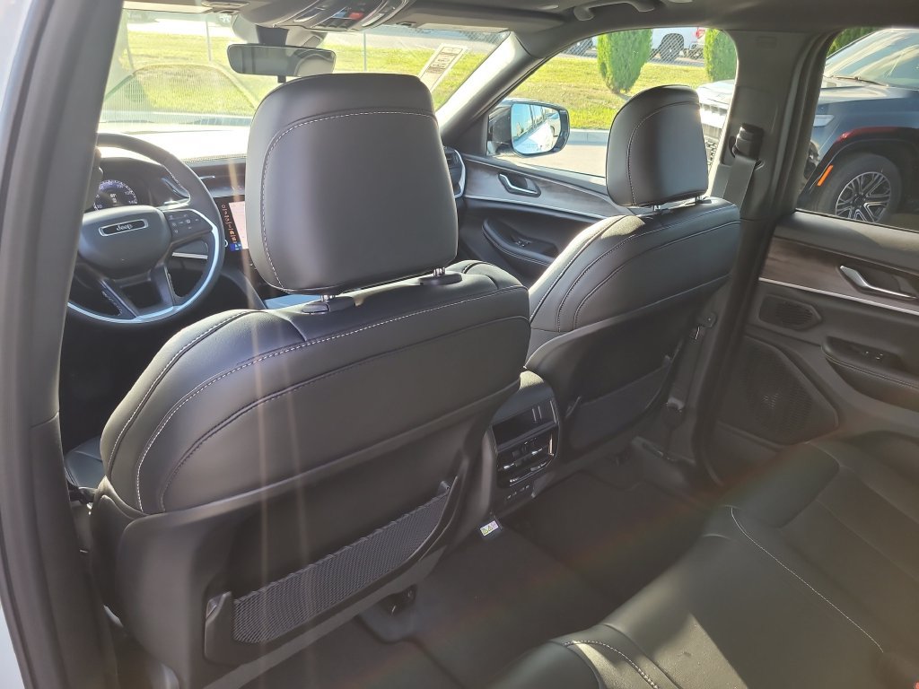 New 2027 Jeep Grand Cherokee Limited w/ Limited Altitude Package RWD image 11