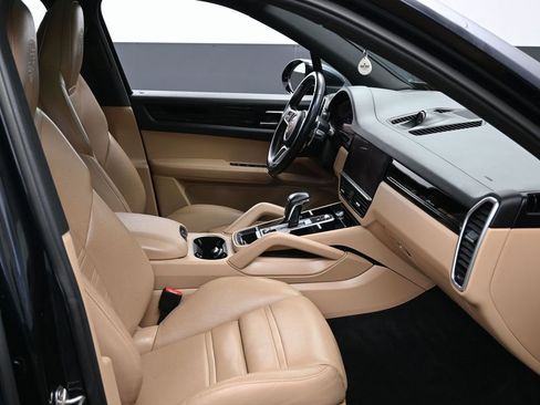 Used 2023 Porsche Cayenne Platinum Edition image 40