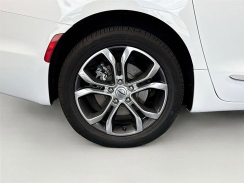 Used 2024 Chrysler Pacifica Pinnacle w/ Trailer Tow Group AWD/4WD image 40