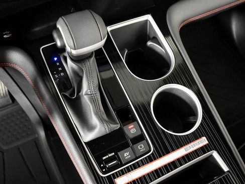 Used 2025 Toyota Sienna XSE w/ XSE Plus Package image 39