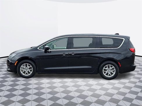 Used 2023 Chrysler Voyager LX image 3