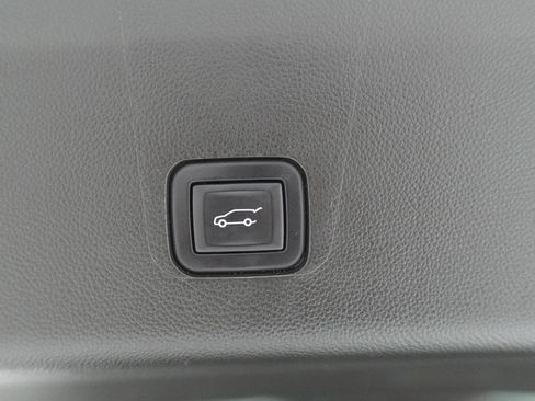 Used 2023 Chevrolet Traverse High Country FWD image 39