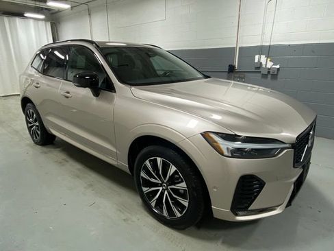 Used 2025 Volvo XC60 B5 Plus AWD/4WD image 4
