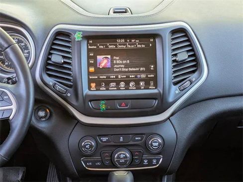 Certified 2017 Jeep Cherokee Latitude w/ Comfort/Convenience Group image 31