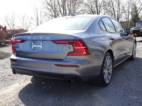 Used 2021 Volvo S60 T6 Momentum w/ Climate Package image 9