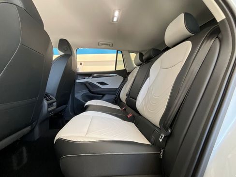 New 2025 Volkswagen Tiguan SE image 10