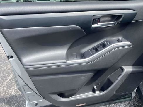Used 2020 Toyota Highlander XLE FWD image 17