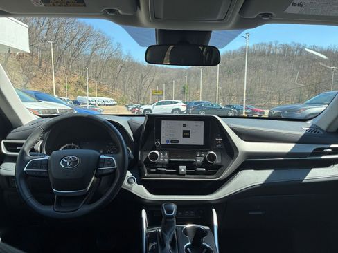 Used 2025 Toyota Highlander LE FWD image 37