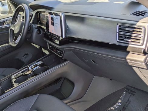 Used 2025 Volkswagen Atlas Cross Sport SE image 32