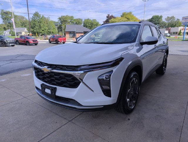 Used 2025 Chevrolet Trax LT w/ LT Convenience Package FWD image 4