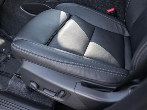 Certified 2025 Volvo XC40 B5 Plus image 35