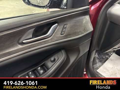 Used 2023 Jeep Grand Cherokee Limited image 12